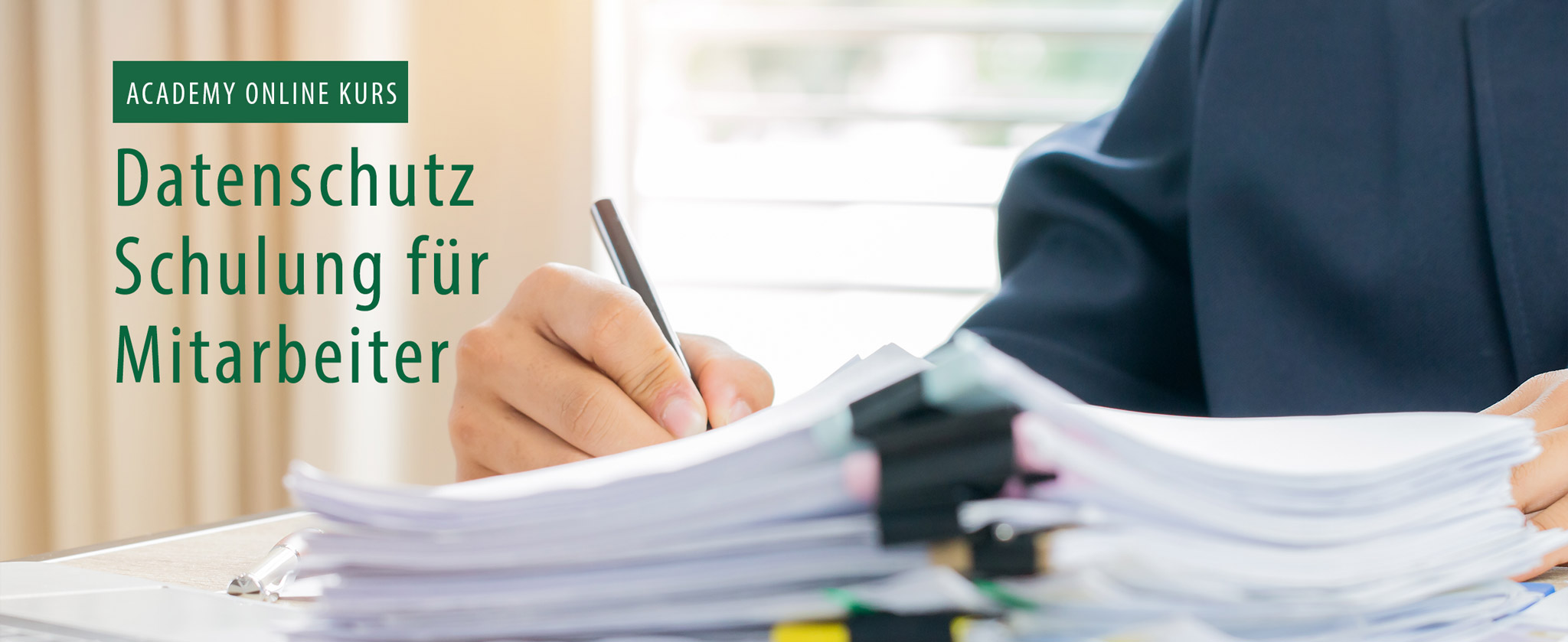 Hand bearbeitet Unterlagen, Text: Datenschutz Schulung für Mitarbeiter