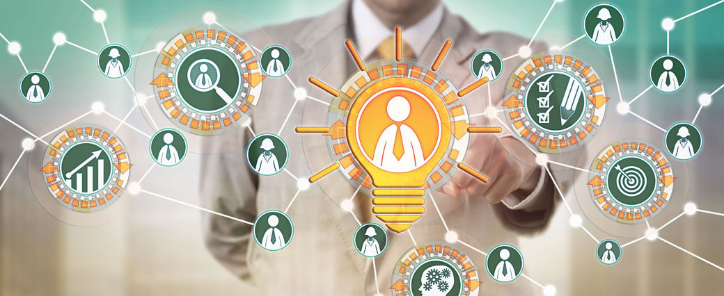 Geschäftsmann zeigt auf Symbole für eLearning