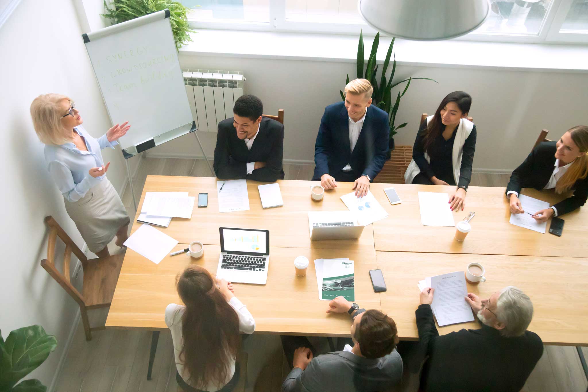 Seminarleiterin und Seminarteilnehmer im Schulungsraum