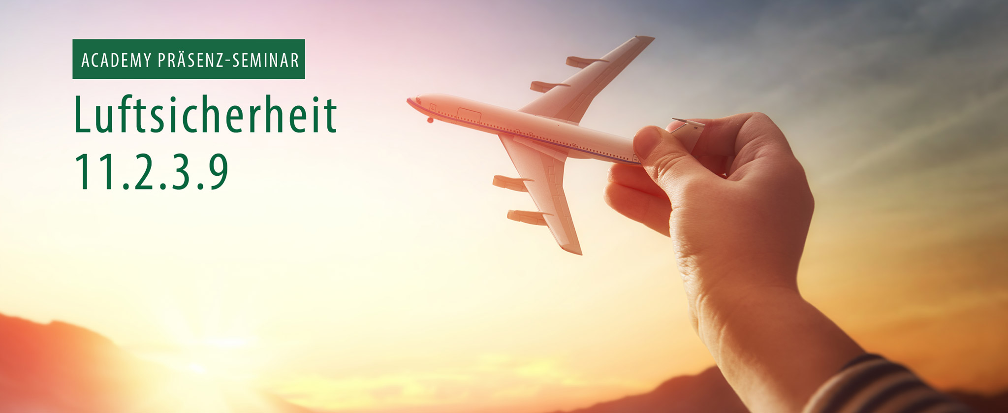 Kinderhand hält Spielzeug-Flugzeug. Text "Präsenzseminar Luftsicherheit 11.2.3.9"