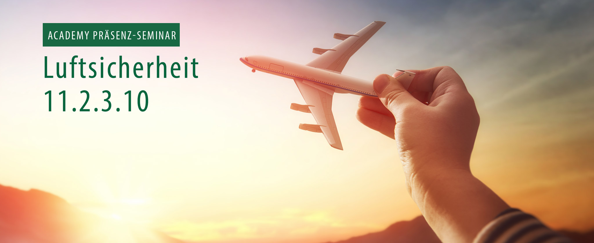 Kinderhand hält Spielzeug-Flugzeug. Text "Präsenzseminar Luftsicherheit 11.2.3.10"