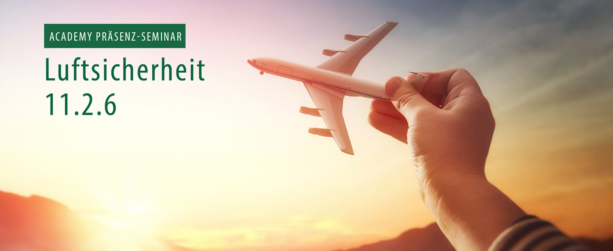 Kinderhand hält Spielzeug-Flugzeug. Text "Präsenzseminar Luftsicherheit 11.2.6"