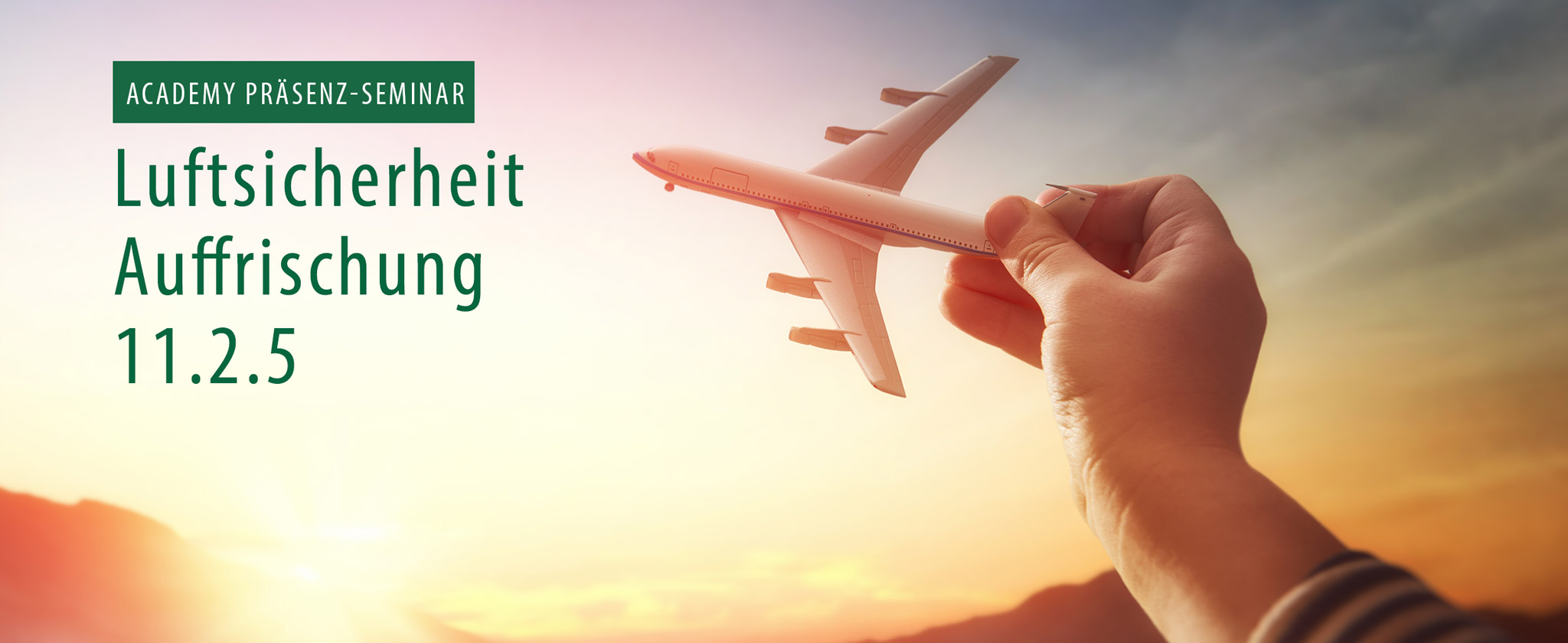 Kinderhand hält Spielzeug-Flugzeug. Text "Präsenzseminar Luftsicherheit Auffrischung 11.2.5"