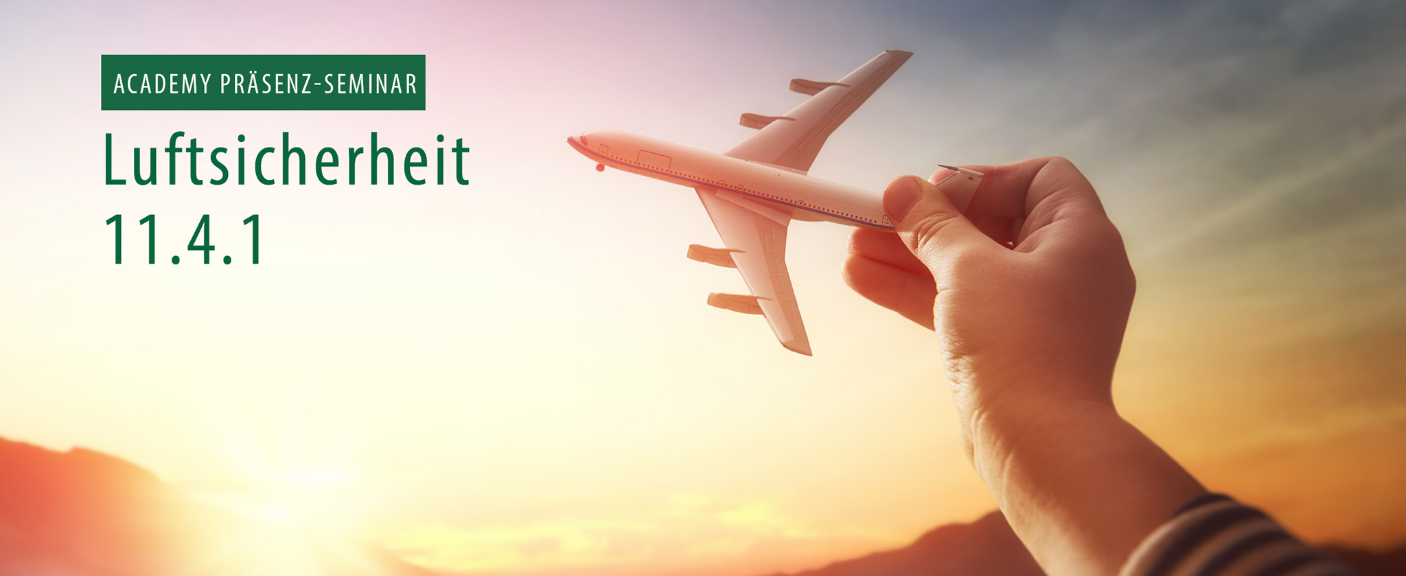 Kinderhand hält Spielzeug-Flugzeug. Text "Präsenzseminar Luftsicherheit 11.4.1"