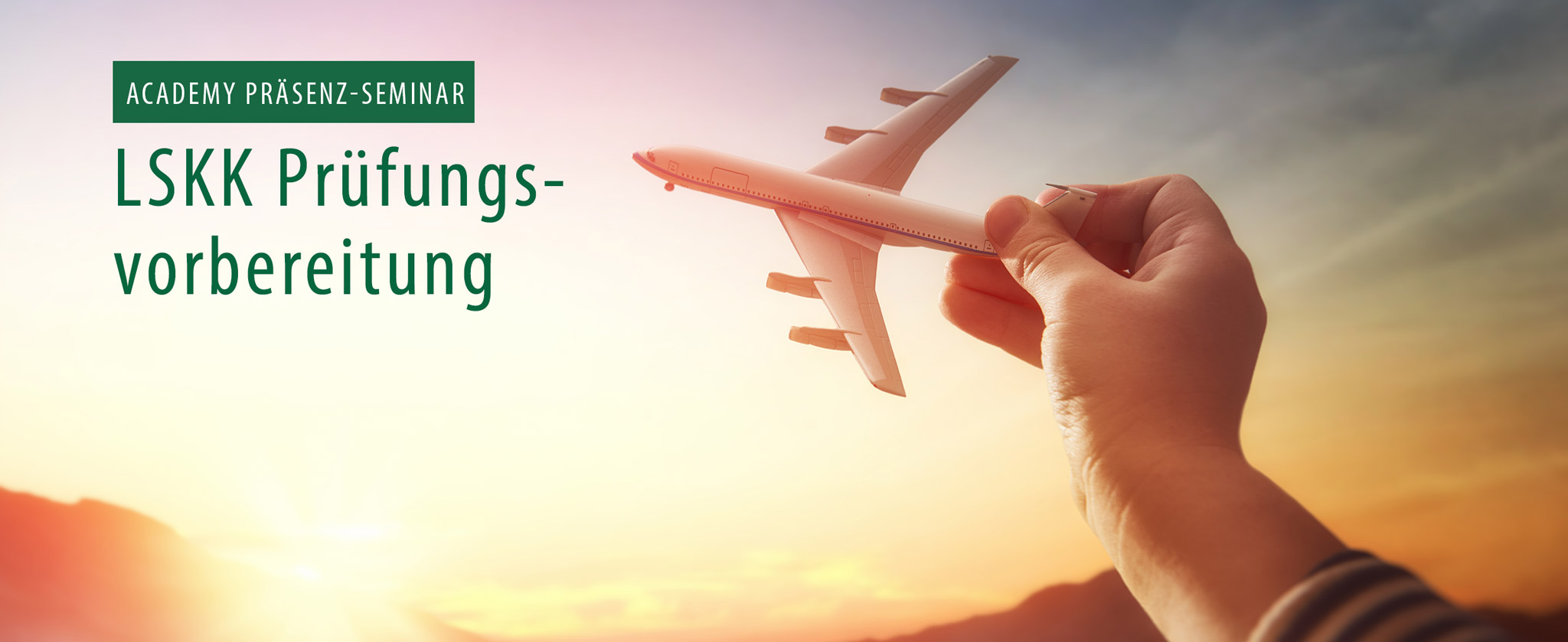 Kinderhand hält Spielzeug-Flugzeug. Text "Seminar LSKK Prüfungsvorbereitung"