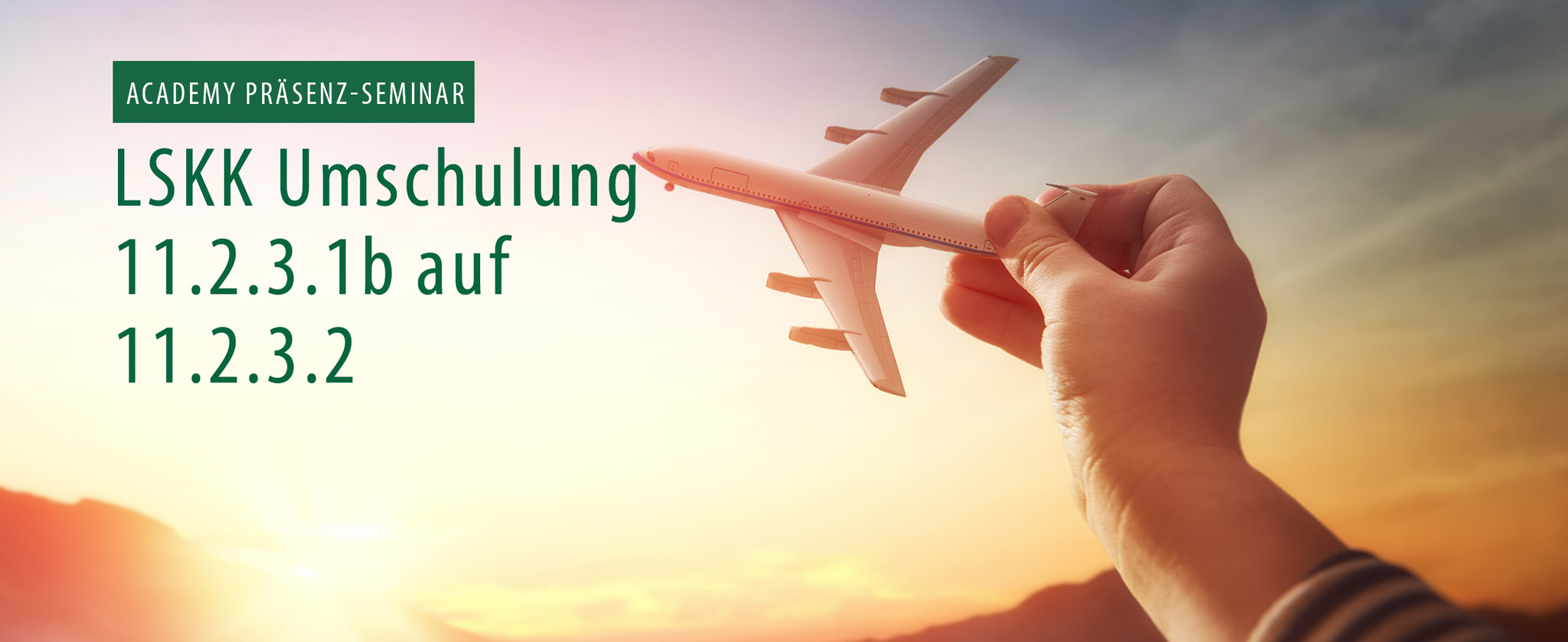 Kinderhand hält Spielzeug-Flugzeug. Text "Seminar LSKK Umschulung 11.2.3.1b auf 11.2.3.2"