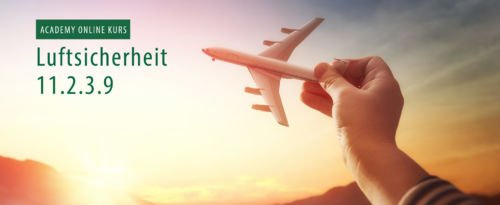 Kinderhand hält Spielzeug-Flugzeug. Text Online Kurs Luftsicherheit 11.2.3.9"