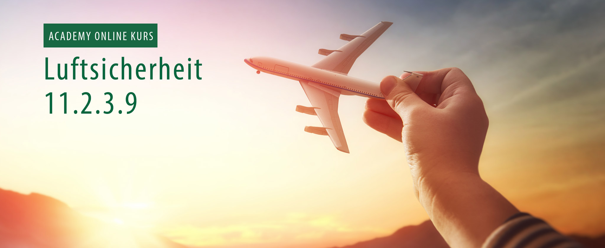 Kinderhand hält Spielzeug-Flugzeug. Text Online Kurs Luftsicherheit 11.2.3.9"