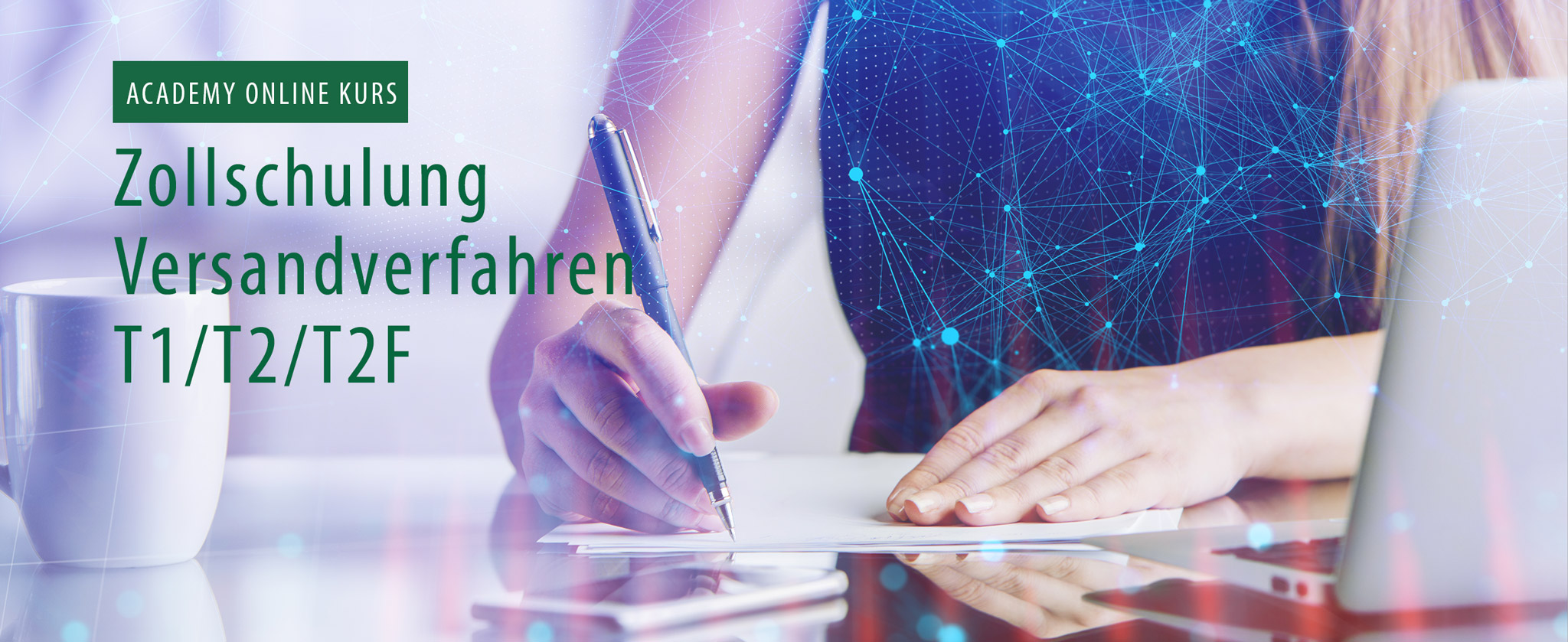 Frau füllt Zollformular aus. Text: "Online Kurs Zoll Versandverfahren"