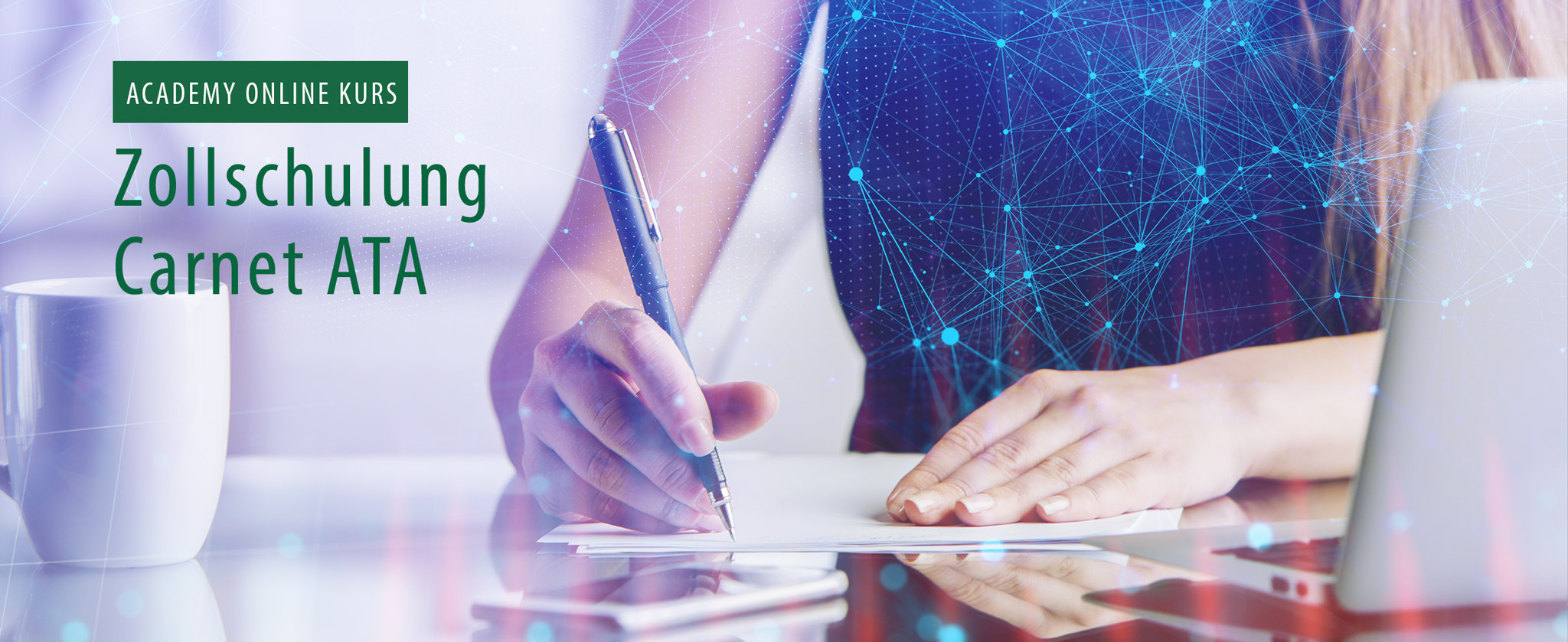 Frau füllt Zollformular aus. Text: "Online Kurs Zoll CARNET ATA"