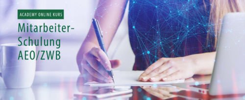 Frau füllt Zollformular aus. Text: "Online Kurs Mitarbeiterschulung AEO/ZWB"