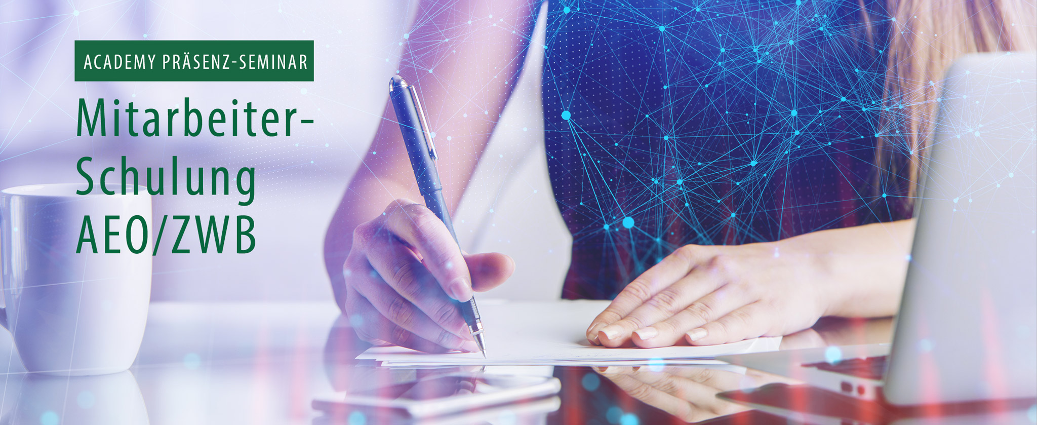 Frau füllt Formular aus, Text im Bild: Mitarbeiter Schulung AEO/ZWB