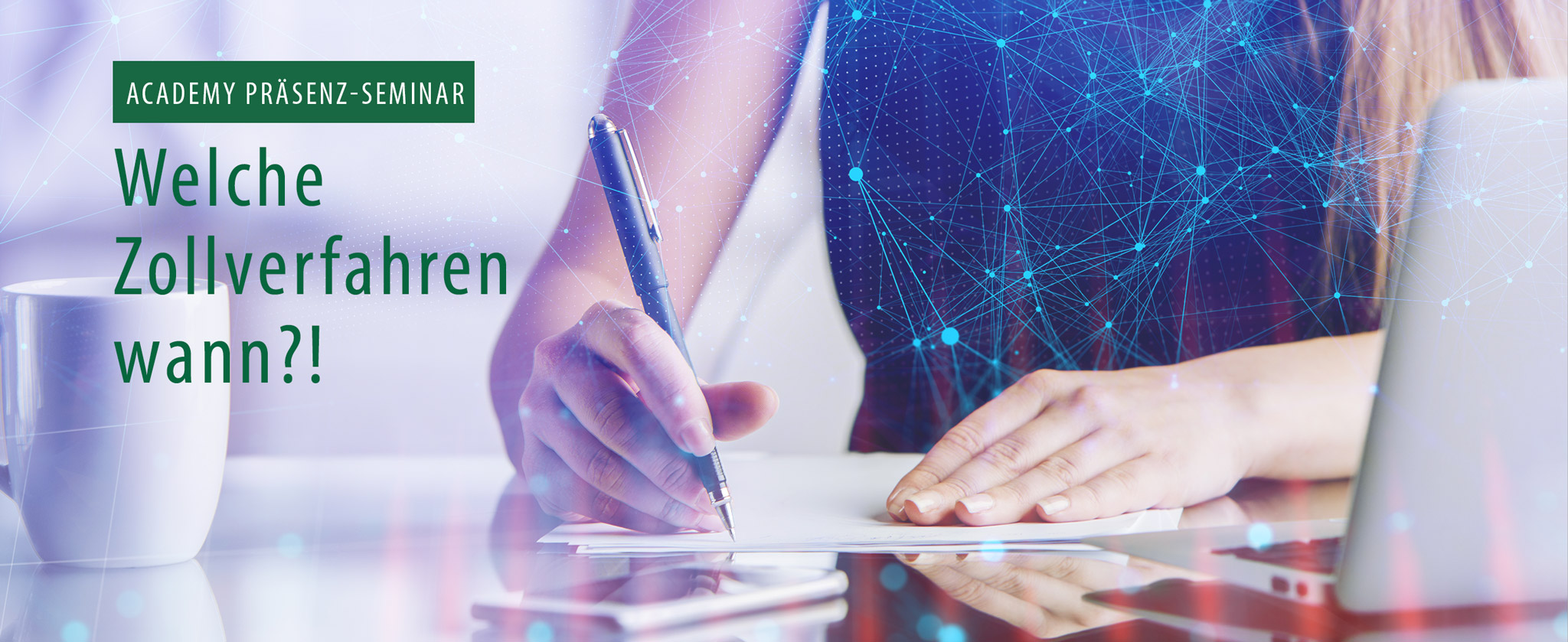 Frau füllt Formular aus. Text: "Präsenzseminar Welche Zollverfahren wann?!"